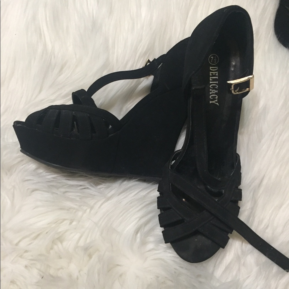 Black wedge